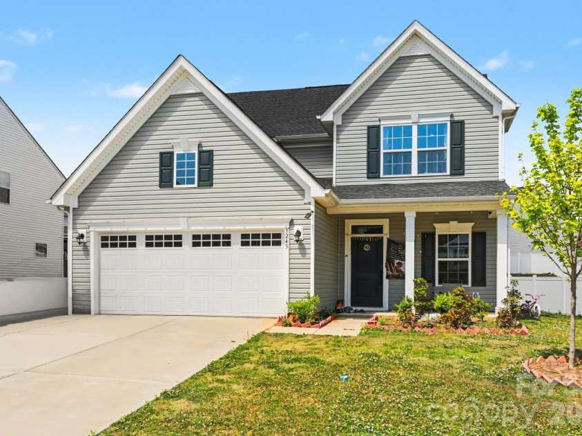 3243 Streamside Drive, Davidson, NC 28036.  MLS# CAR4376065, YatesRealty ID 20037. ATTACHED GARAGE