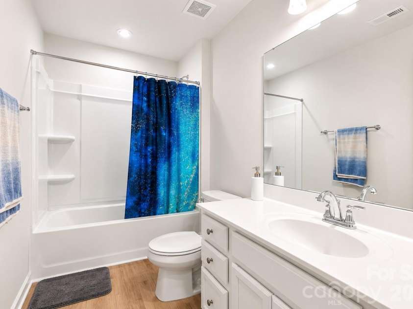 3243 Streamside Drive, Davidson, NC 28036.  MLS# CAR4376065, YatesRealty ID 20037. FULL BATH W TUB