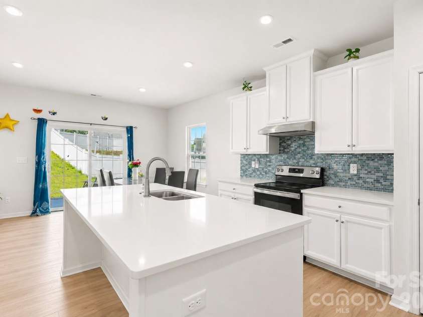 3243 Streamside Drive, Davidson, NC 28036.  MLS# CAR4376065, YatesRealty ID 20037. LARGE KITCHEN ISLAND