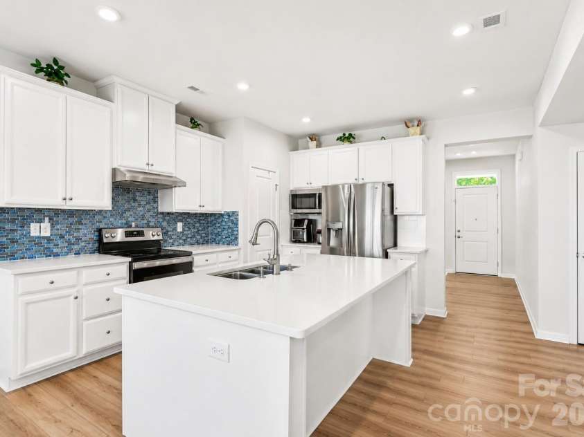 3243 Streamside Drive, Davidson, NC 28036.  MLS# CAR4376065, YatesRealty ID 20037. MODERN KITCHEN W BLUE ACCENTS