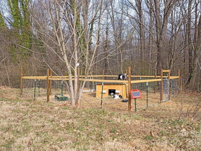 4036 Muncus Road, Jonesville, NC 28642.  MLS# CAR4223825, YatesRealty ID 20037. Animal Pen