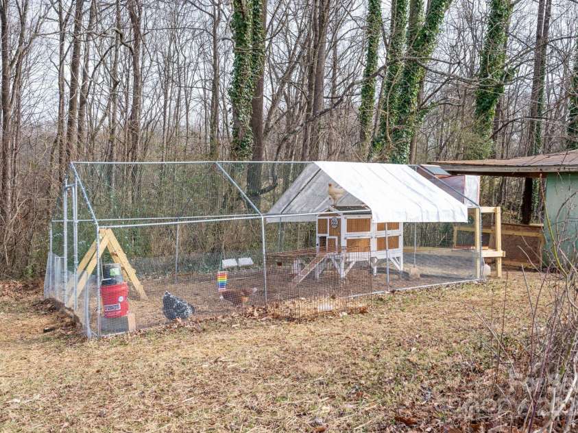 4036 Muncus Road, Jonesville, NC 28642.  MLS# CAR4223825, YatesRealty ID 20037. Animal Pen