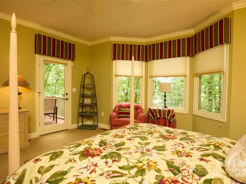 201 Chimney Crossing, Hendersonville, NC 28739.  MLS# CAR4244832, YatesRealty ID 20039. 