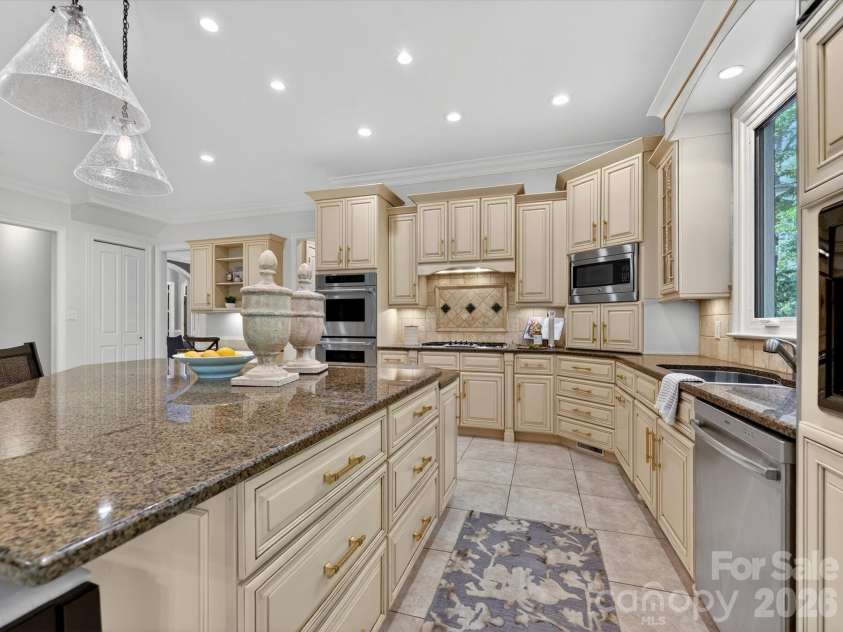 7510 Seton House Lane, Charlotte, NC 28277.  MLS# CAR4372838, YatesRealty ID 20039. 