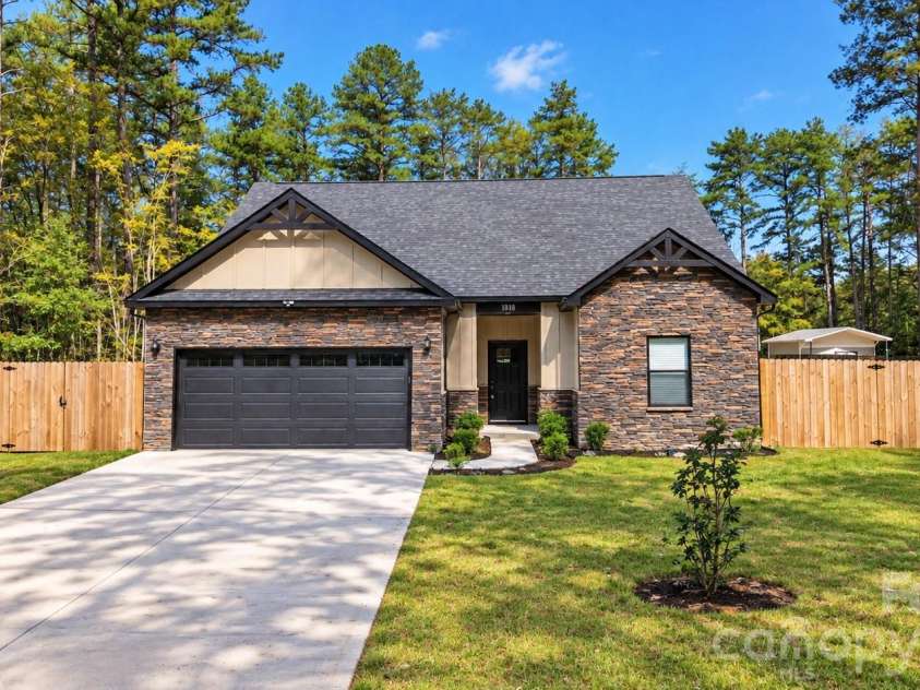 6519 Pargo Road, Charlotte, NC 28216.  MLS# CAR4433799, YatesRealty ID 2004. 