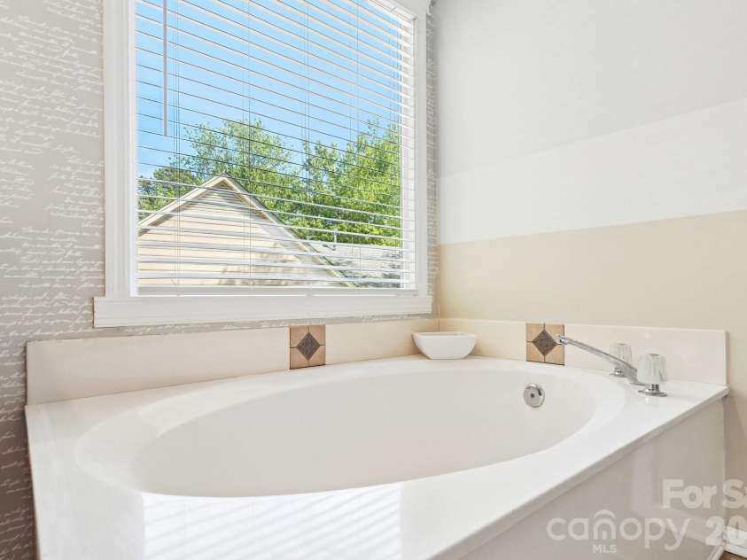 186 Southhaven Drive, Mooresville, NC 28117.  MLS# CAR4375384, YatesRealty ID 20040. 