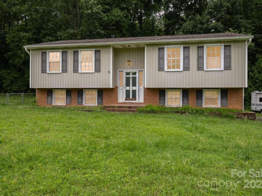 813 Gallant Court, Winston Salem, NC 27101.  MLS# CAR4267732, YatesRealty ID 20040. 