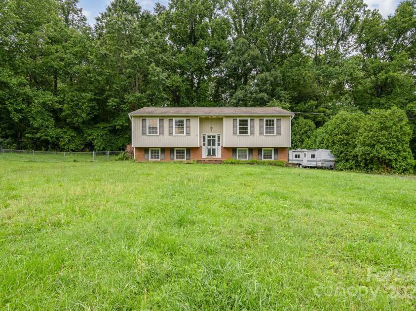 813 Gallant Court, Winston Salem, NC 27101.  MLS# CAR4267732, YatesRealty ID 20040. 