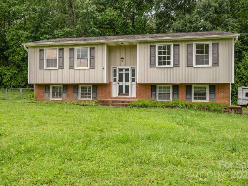 813 Gallant Court, Winston Salem, NC 27101.  MLS# CAR4267732, YatesRealty ID 20040. 