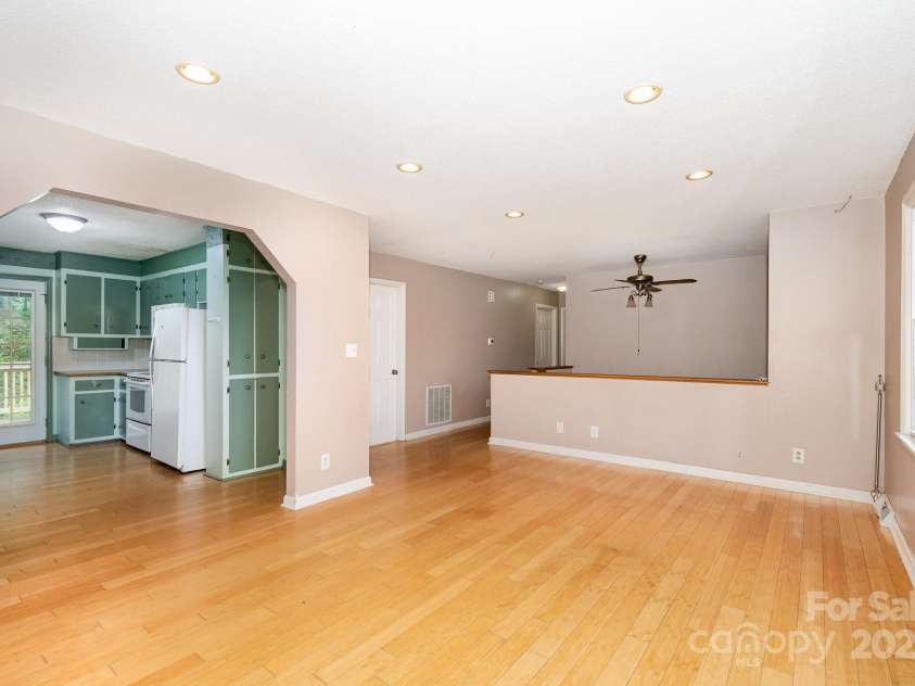 813 Gallant Court, Winston Salem, NC 27101.  MLS# CAR4267732, YatesRealty ID 20040. 