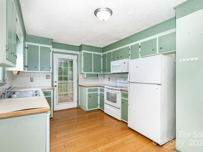 813 Gallant Court, Winston Salem, NC 27101.  MLS# CAR4267732, YatesRealty ID 20040. 