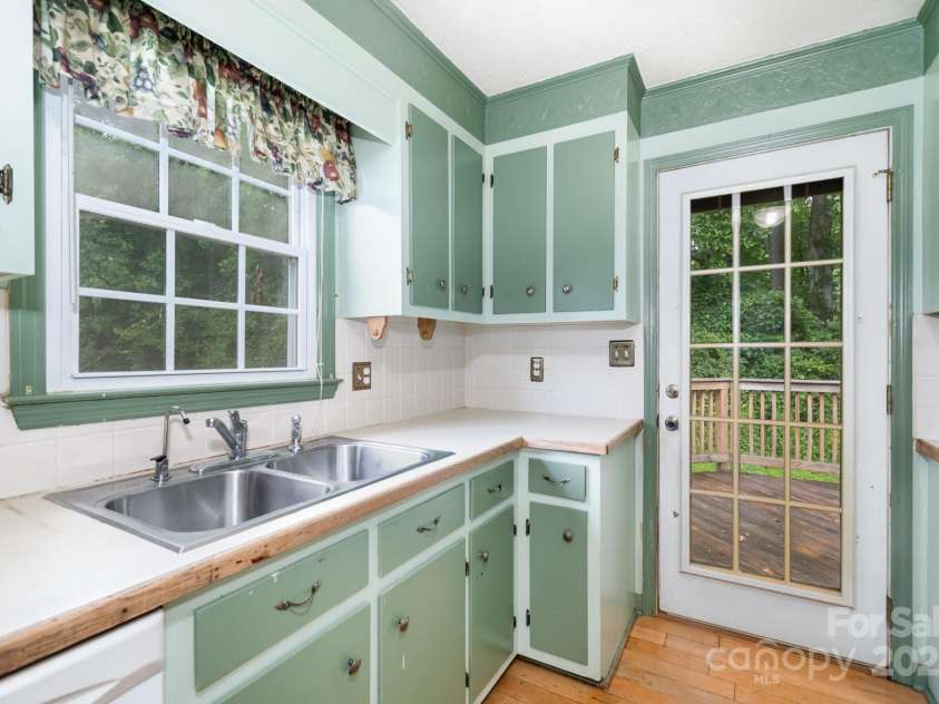 813 Gallant Court, Winston Salem, NC 27101.  MLS# CAR4267732, YatesRealty ID 20040. 