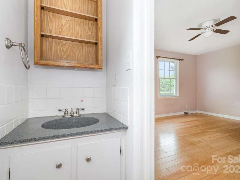 813 Gallant Court, Winston Salem, NC 27101.  MLS# CAR4267732, YatesRealty ID 20040. 