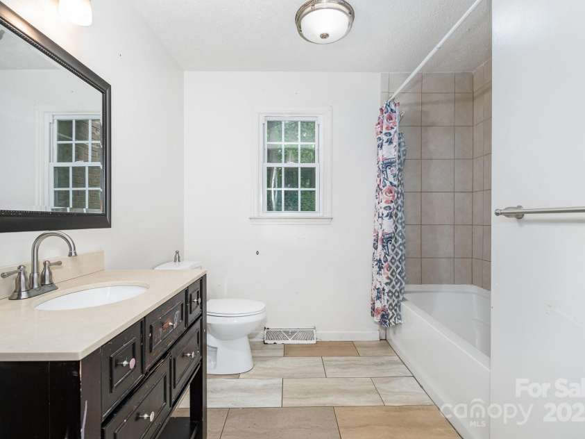 813 Gallant Court, Winston Salem, NC 27101.  MLS# CAR4267732, YatesRealty ID 20040. 