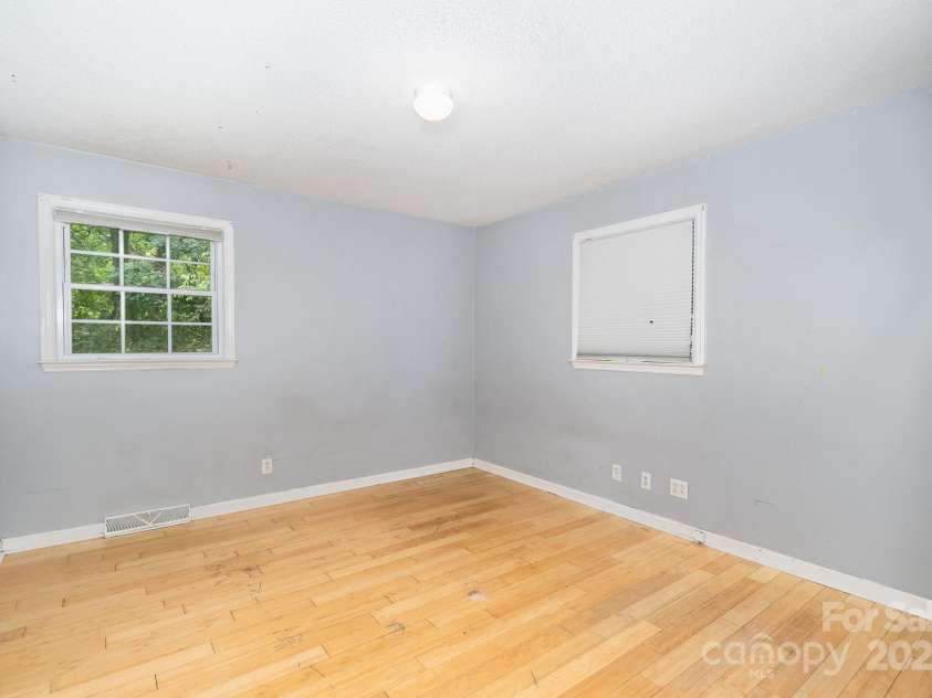 813 Gallant Court, Winston Salem, NC 27101.  MLS# CAR4267732, YatesRealty ID 20040. 