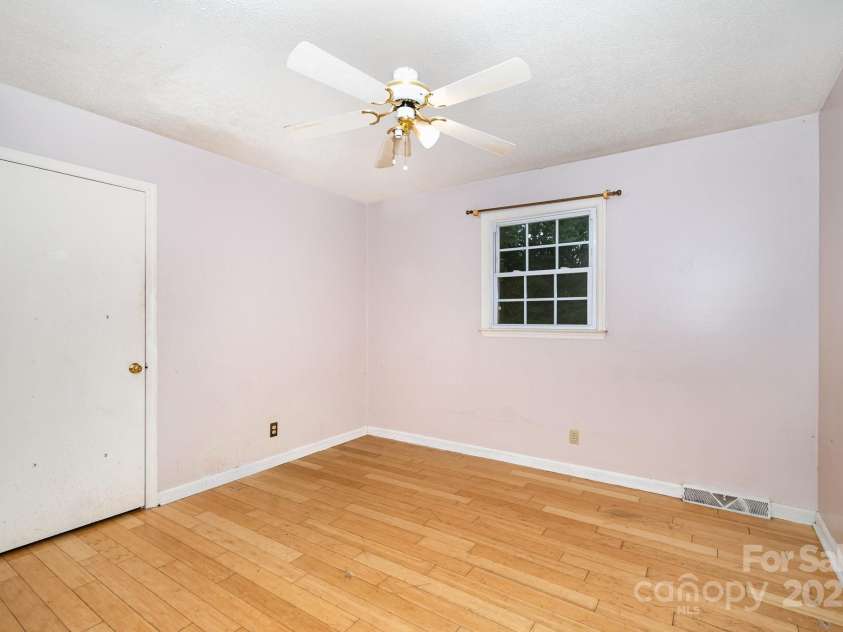 813 Gallant Court, Winston Salem, NC 27101.  MLS# CAR4267732, YatesRealty ID 20040. 