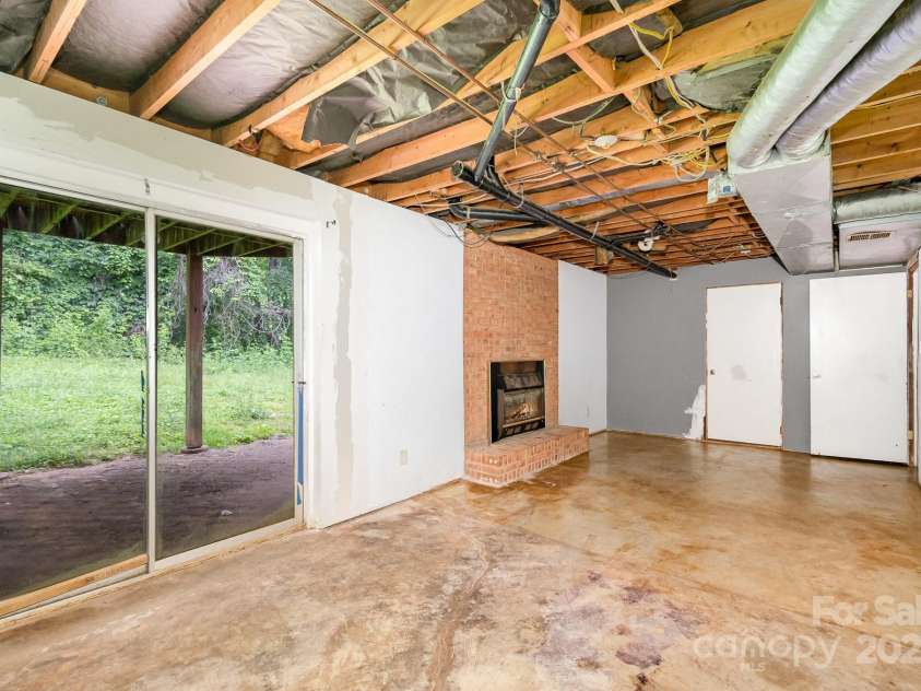 813 Gallant Court, Winston Salem, NC 27101.  MLS# CAR4267732, YatesRealty ID 20040. 