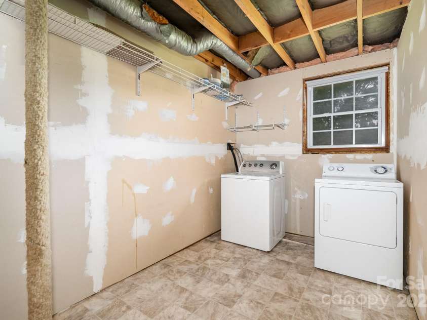 813 Gallant Court, Winston Salem, NC 27101.  MLS# CAR4267732, YatesRealty ID 20040. 