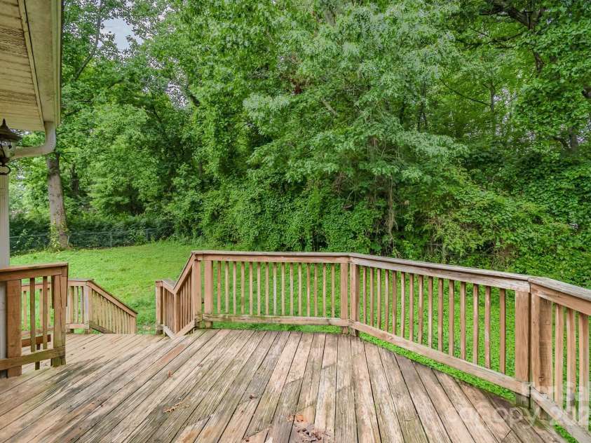 813 Gallant Court, Winston Salem, NC 27101.  MLS# CAR4267732, YatesRealty ID 20040. 