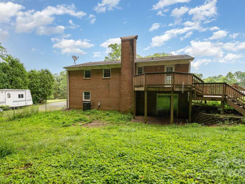 813 Gallant Court, Winston Salem, NC 27101.  MLS# CAR4267732, YatesRealty ID 20040. 