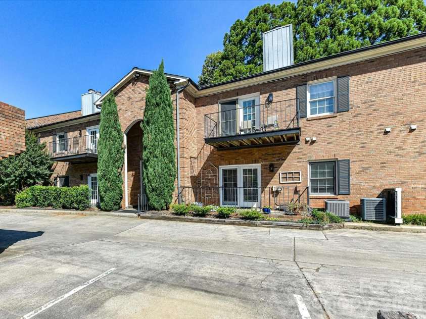 1014 Queens Road, Charlotte, NC 28207.  MLS# CAR4374904, YatesRealty ID 20046. 