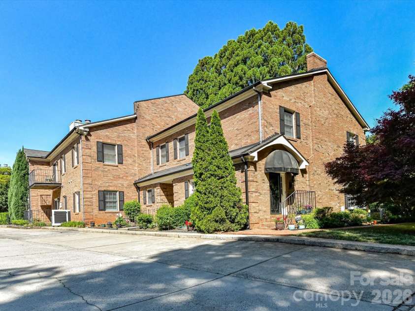 1014 Queens Road, Charlotte, NC 28207.  MLS# CAR4374904, YatesRealty ID 20046. 