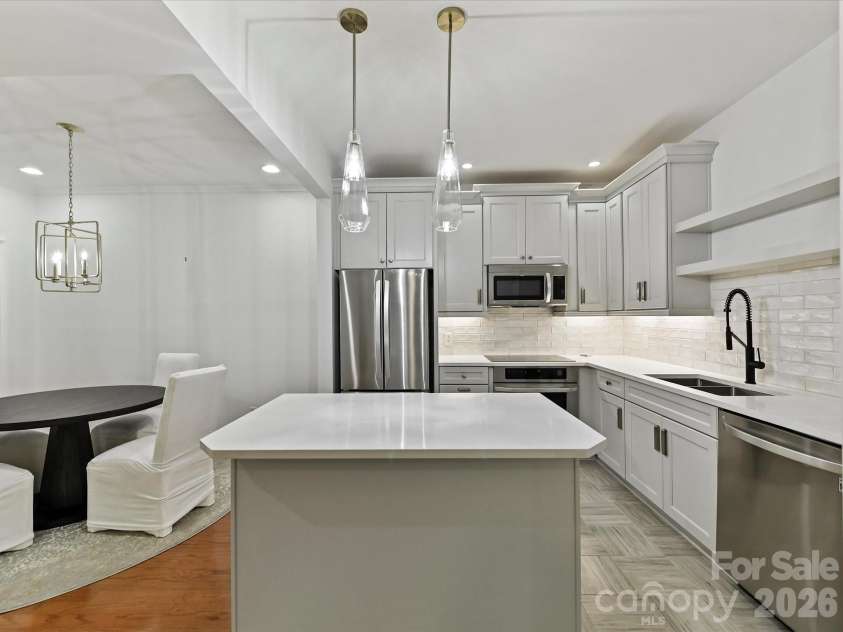 1014 Queens Road, Charlotte, NC 28207.  MLS# CAR4374904, YatesRealty ID 20046. 