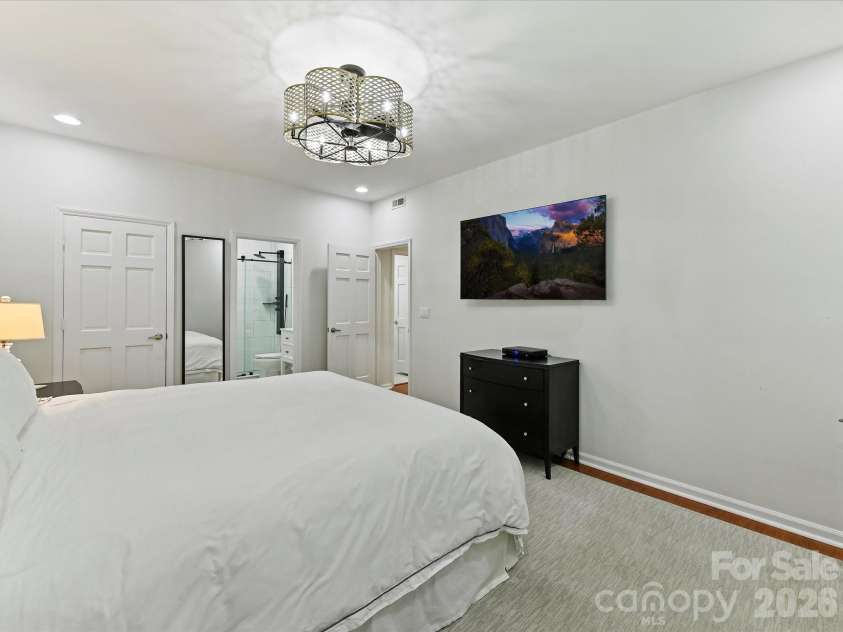 1014 Queens Road, Charlotte, NC 28207.  MLS# CAR4374904, YatesRealty ID 20046. 