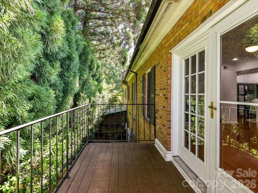 1014 Queens Road, Charlotte, NC 28207.  MLS# CAR4374904, YatesRealty ID 20046. 