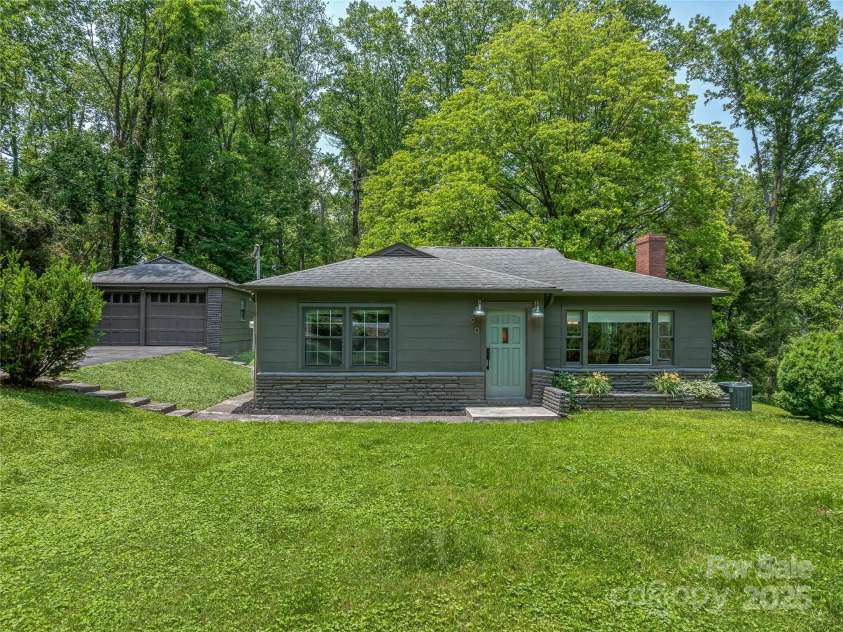 90 Skyland Circle, Asheville, NC 28804.  MLS# CAR4263908, YatesRealty ID 20046. 