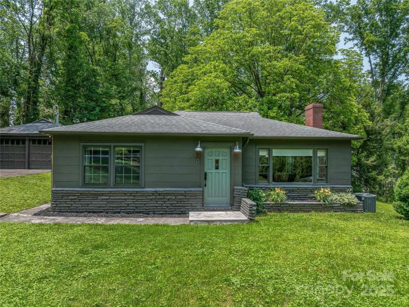 90 Skyland Circle, Asheville, NC 28804.  MLS# CAR4263908, YatesRealty ID 20046. 