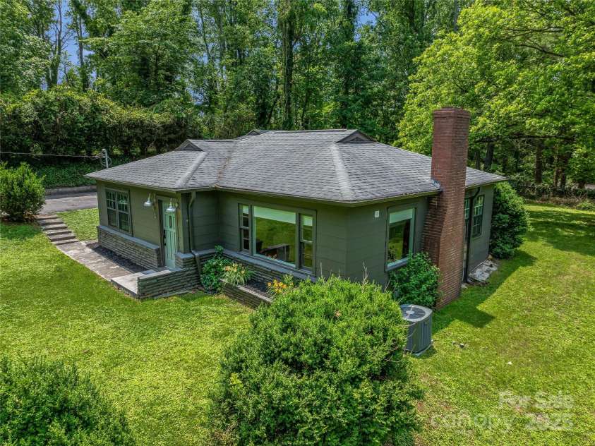 90 Skyland Circle, Asheville, NC 28804.  MLS# CAR4263908, YatesRealty ID 20046. 