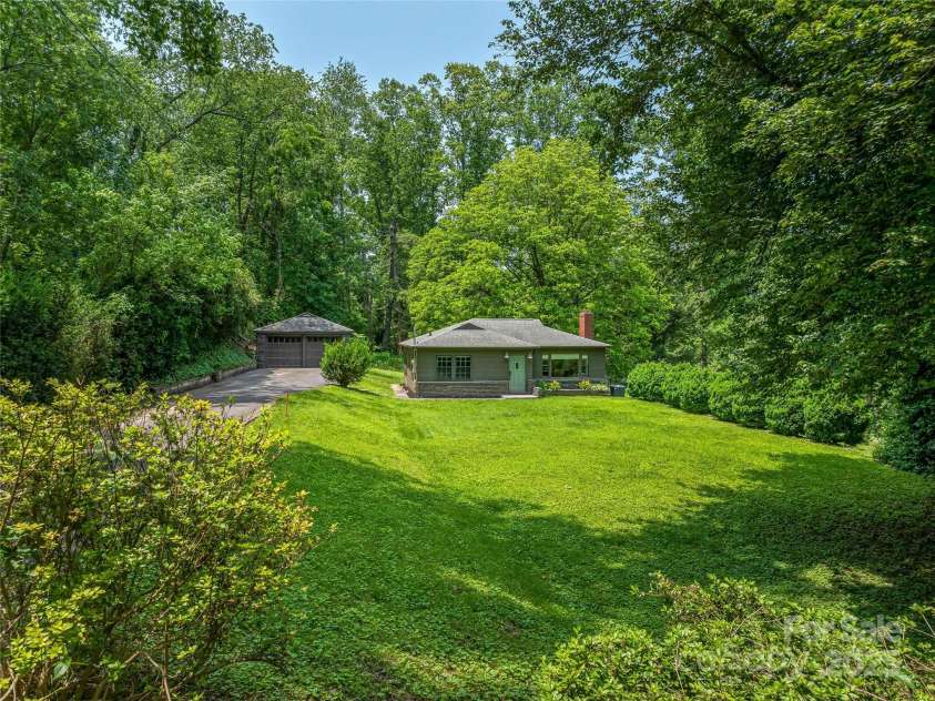 90 Skyland Circle, Asheville, NC 28804.  MLS# CAR4263908, YatesRealty ID 20046. 