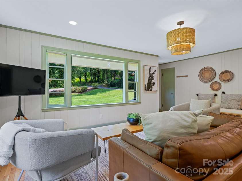 90 Skyland Circle, Asheville, NC 28804.  MLS# CAR4263908, YatesRealty ID 20046. 