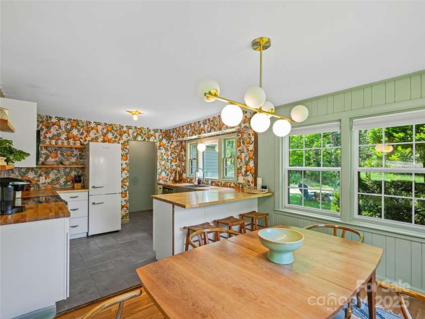 90 Skyland Circle, Asheville, NC 28804.  MLS# CAR4263908, YatesRealty ID 20046. 