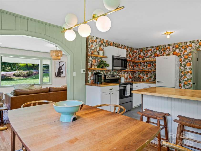 90 Skyland Circle, Asheville, NC 28804.  MLS# CAR4263908, YatesRealty ID 20046. 