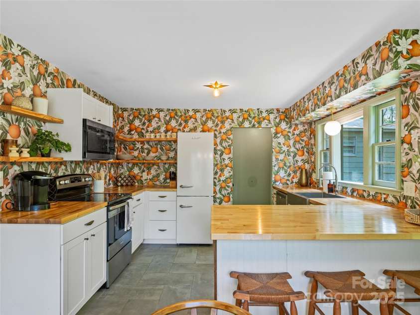 90 Skyland Circle, Asheville, NC 28804.  MLS# CAR4263908, YatesRealty ID 20046. 