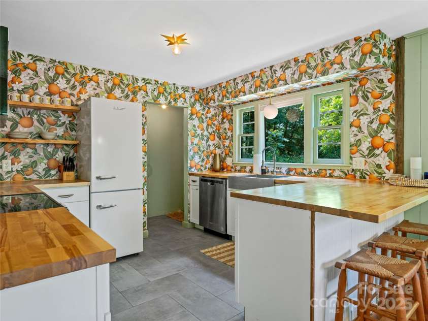 90 Skyland Circle, Asheville, NC 28804.  MLS# CAR4263908, YatesRealty ID 20046. 