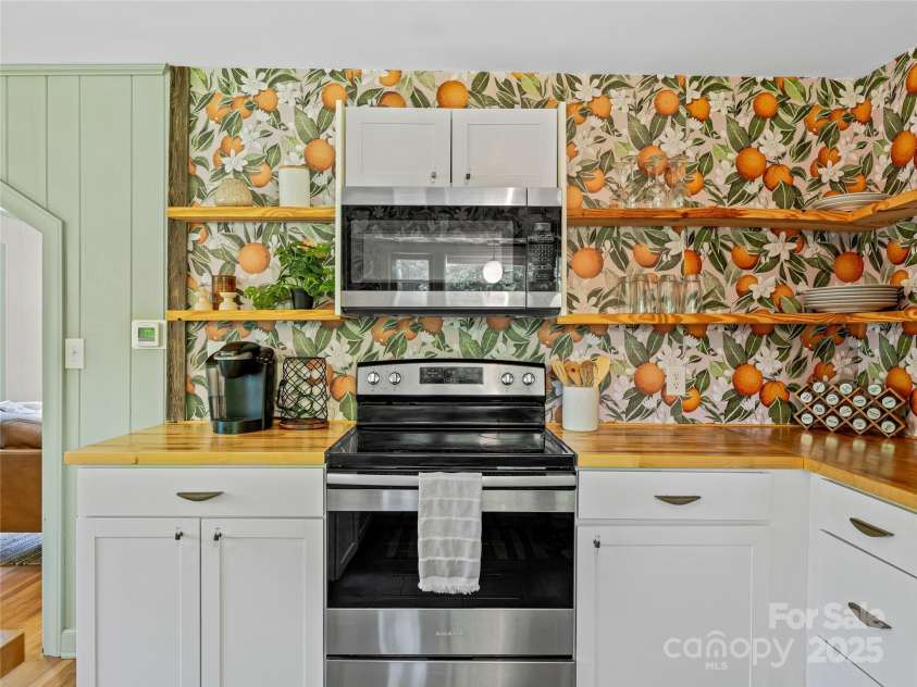 90 Skyland Circle, Asheville, NC 28804.  MLS# CAR4263908, YatesRealty ID 20046. 