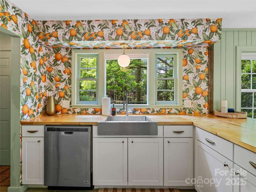 90 Skyland Circle, Asheville, NC 28804.  MLS# CAR4263908, YatesRealty ID 20046. 