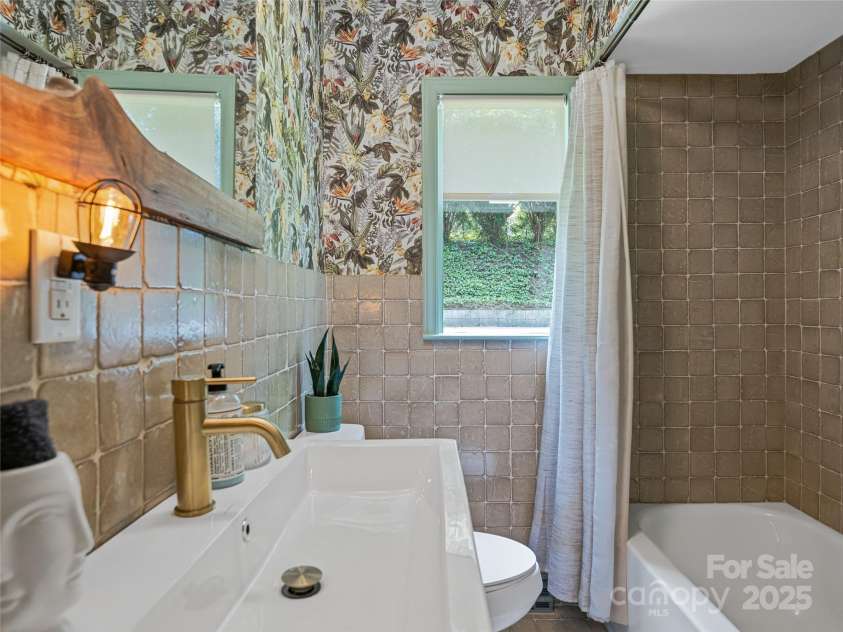 90 Skyland Circle, Asheville, NC 28804.  MLS# CAR4263908, YatesRealty ID 20046. 