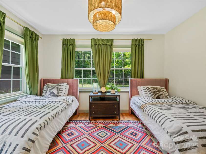 90 Skyland Circle, Asheville, NC 28804.  MLS# CAR4263908, YatesRealty ID 20046. 