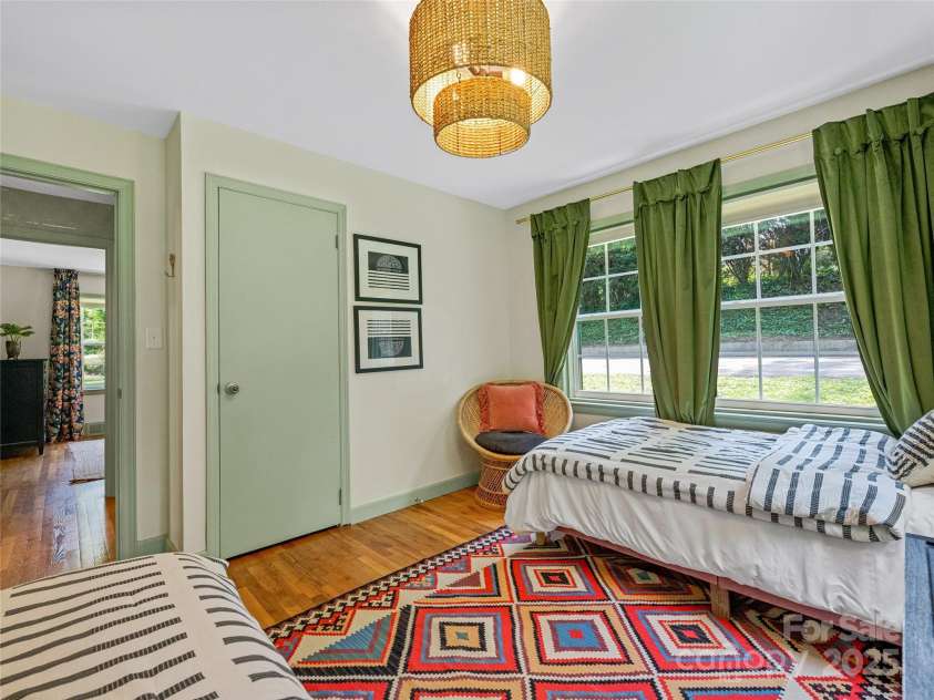 90 Skyland Circle, Asheville, NC 28804.  MLS# CAR4263908, YatesRealty ID 20046. 