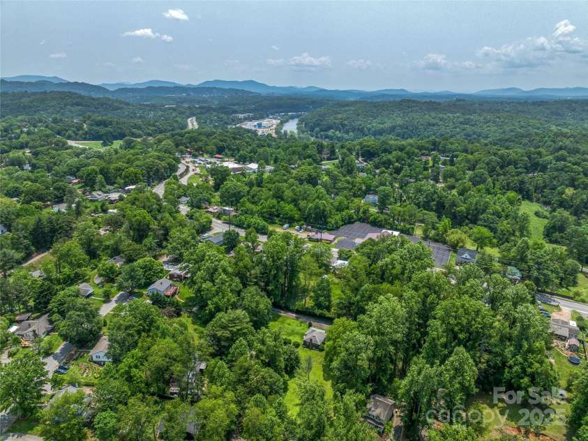 90 Skyland Circle, Asheville, NC 28804.  MLS# CAR4263908, YatesRealty ID 20046. 