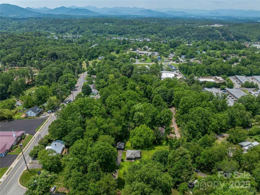 90 Skyland Circle, Asheville, NC 28804.  MLS# CAR4263908, YatesRealty ID 20046. 