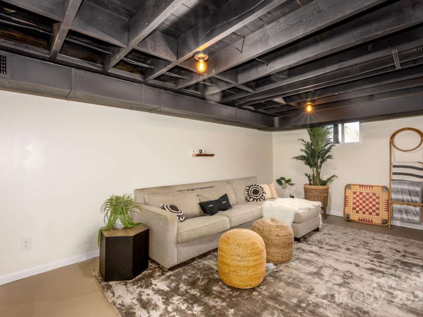 90 Skyland Circle, Asheville, NC 28804.  MLS# CAR4263908, YatesRealty ID 20046. 