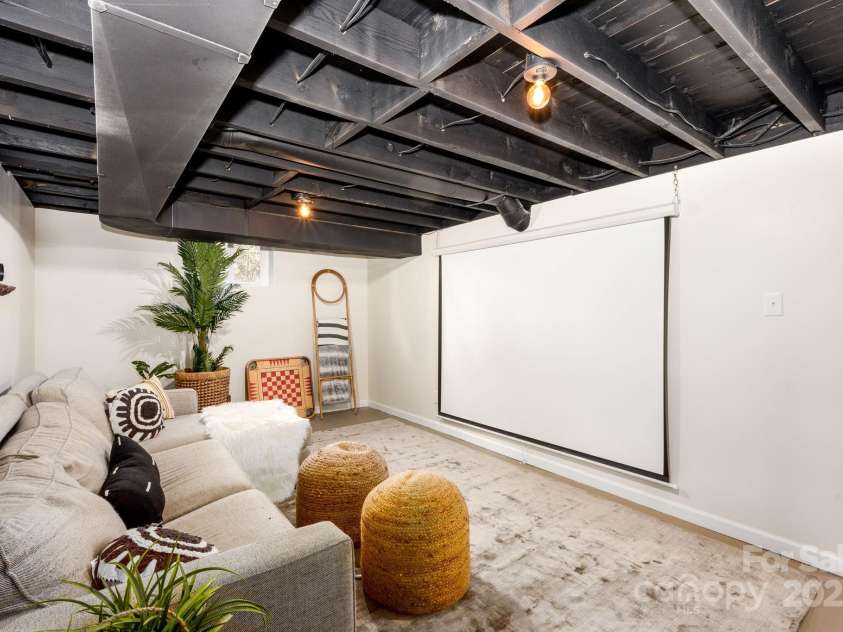 90 Skyland Circle, Asheville, NC 28804.  MLS# CAR4263908, YatesRealty ID 20046. 