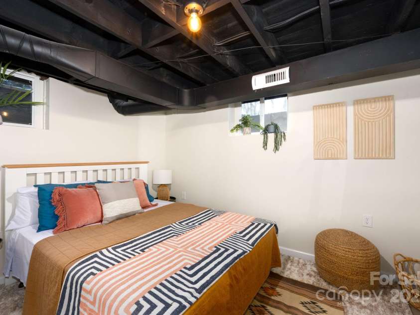 90 Skyland Circle, Asheville, NC 28804.  MLS# CAR4263908, YatesRealty ID 20046. 