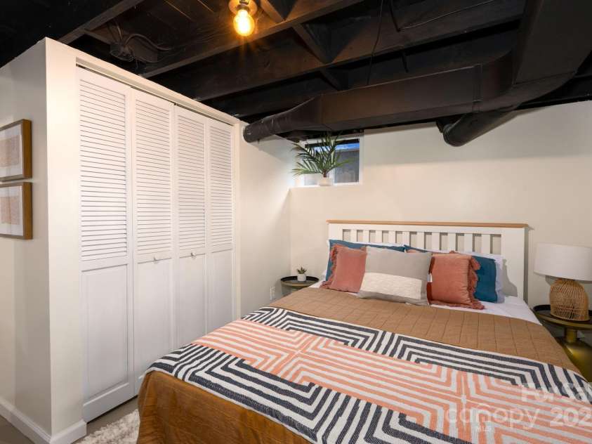 90 Skyland Circle, Asheville, NC 28804.  MLS# CAR4263908, YatesRealty ID 20046. 