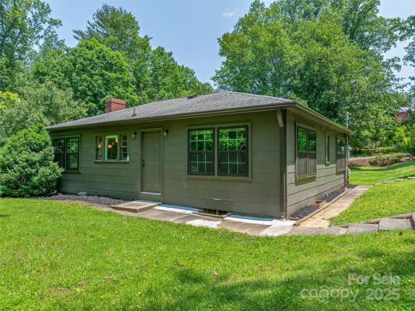 90 Skyland Circle, Asheville, NC 28804.  MLS# CAR4263908, YatesRealty ID 20046. 